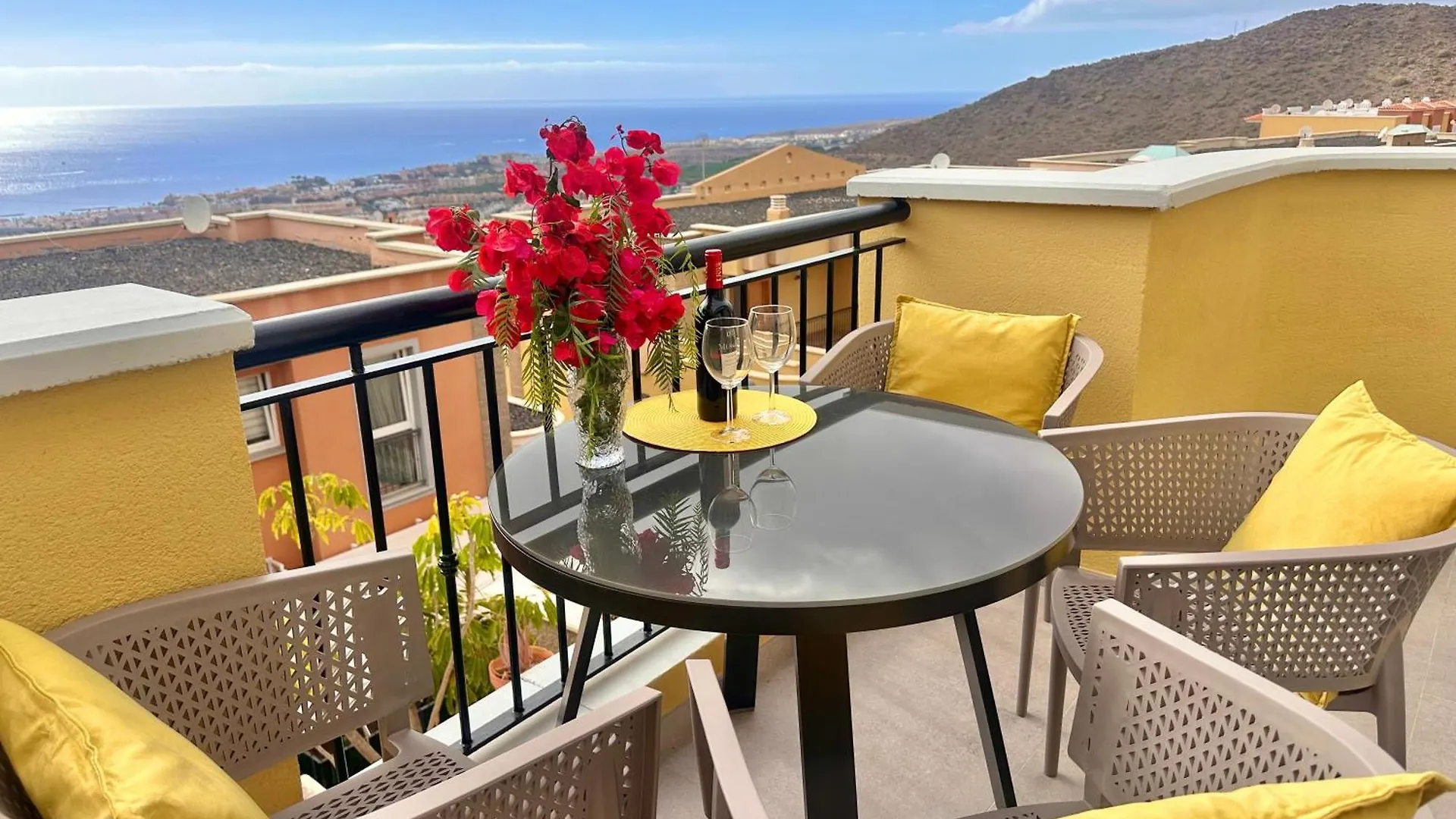 Sunshine Apartment With Sea Viev أذيخي